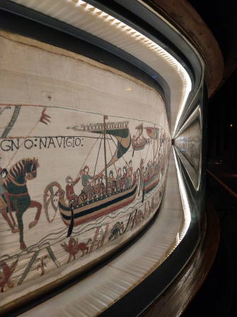 Wandteppich von Bayeux mit Lichtern beleuchtet