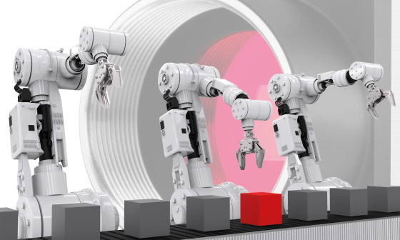 Illustration von Robotern, die vor einer Kamera stehen und Würfel von einem Förderband greifen.