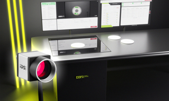 COMI Label Reader als Tisch-Scanner, links 3 gelbe Leuchtstreifen, davor uEye Kamera