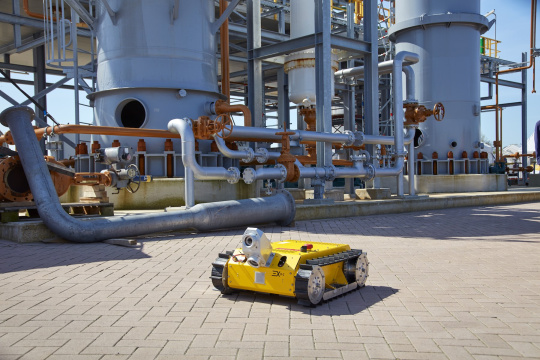 Kleiner Roboter mit Kameras auf großem outdoor Produktionsgelände