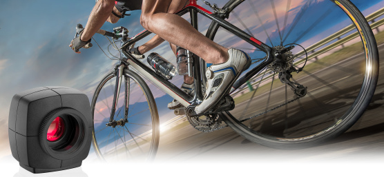 Ein Fahrradfahrer auf Fahrrad von unten und hinten, links befindet sich eine uEye Kamera
