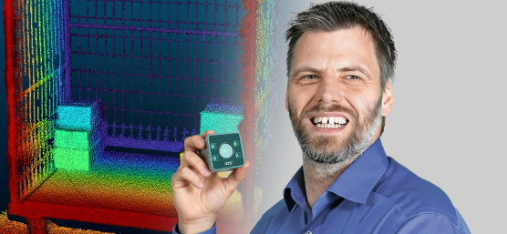 IDS Produktmanager Patrick Schick mit Nion 3D-Kamera und Punktewolke.