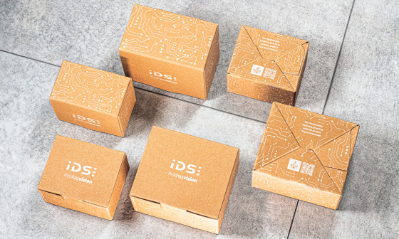 Braune Schachtel aus Recyclingmaterial für IDS-Kamera