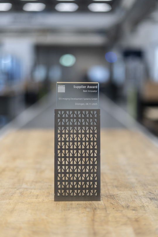TRUMPF Supplier Award Best Innovator für IDS Imaging Development Systems GmbH – moderne Auszeichnung auf Holztisch, Symbol für Innovation