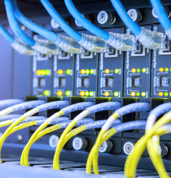 Viele dünne gelbe und dicke blaue Kabel in einem Netzteil.