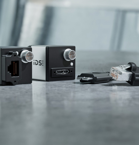 IDS Kameras mit USB- und GigE-Anschlüssen und passenden Kabeln