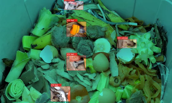 IDS Industriekameras erkennen Plastikmüll als Fremdstoff zwischen Biomüll in einem offenen Behälter