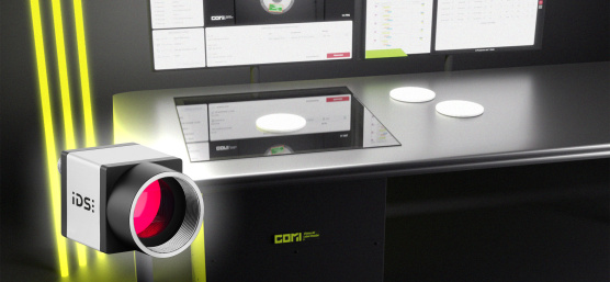 COMI Label Reader als Tisch-Scanner, links 3 gelbe Leuchtstreifen, davor uEye Kamera