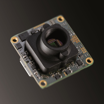 USB 3 uEye LE Boardlevel Industriekamera vor schwarzem Hintergrund