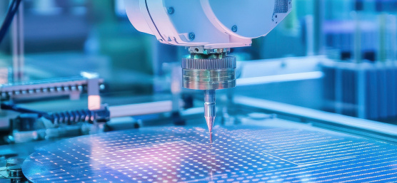 Ein Präzisionsroboter bearbeitet einen Mikrochip