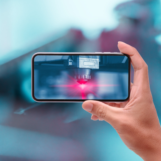 Hand hebt Handy horizontal, auf Handy leuchtet ein rotes Licht