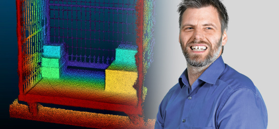 Freudestrahlender Produktmanager hält Nion-3D-Kamera in der Hand, im Hintergrund Punktwolke