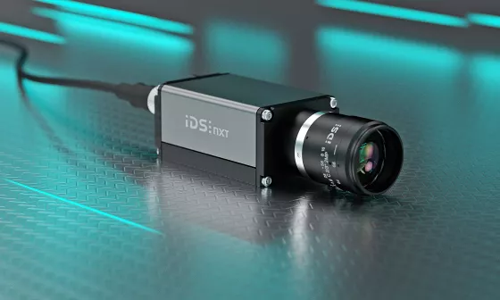 Industriekamera IDS NXT malibu mit Objektiv und angeschlossenem Kabel