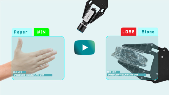Thumbnail für Video, in dem ein Mensch mit einem Roboterarm Schere, Stein, Papier spielt