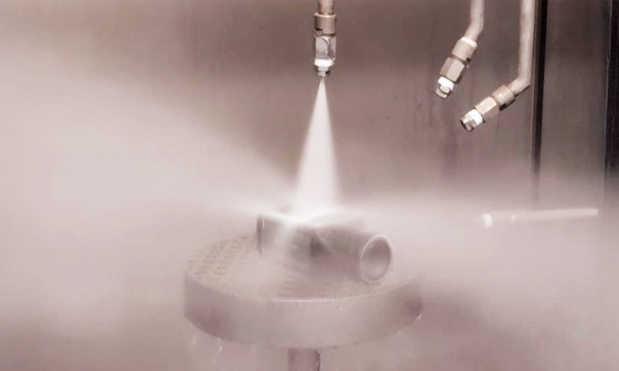 Industriekamera wird in Sprühanlage von allen Seiten starken Wasserstrahlen ausgesetzt