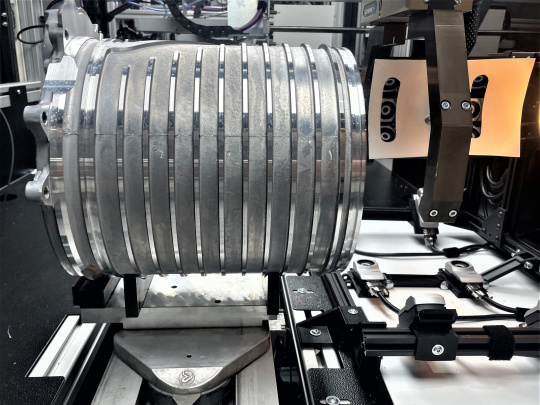 Rundes Aluminium-Bauteil eines E-Motors innerhalb einer Prüfzelle