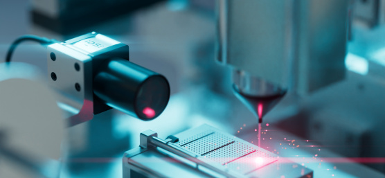 IDS Kamera überwacht Laserprozess in industrieller Anwendung
