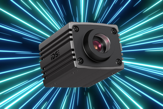 10GigE Vision Industriekamera uEye Warp10 vor blauen und grünen, feuerwerksähnlichen Strahlen