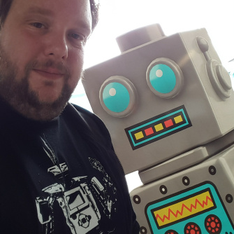 Selfie von Sebastian Trella neben Roboter