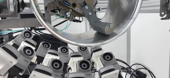 IDS uEye XC Kameras erfassen die äußere Oberfläche eines runden Aluminium-Bauteils.