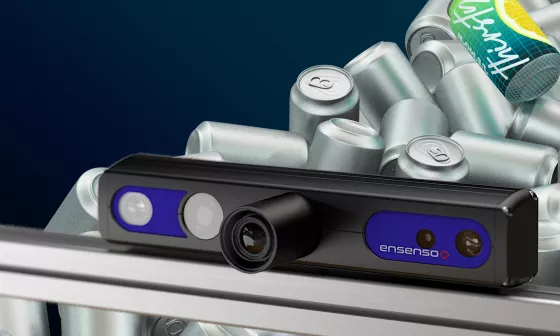 Ensenso C 3D-Kamera, im Hintergrund Dosen, eine davon in Farbe