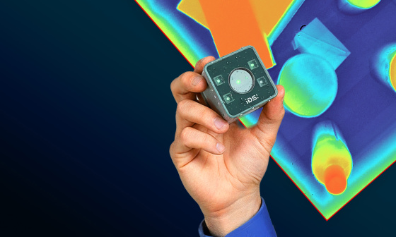 Eine Hand auf blauem Hintergrund, die eine Nion Industriekamera hält