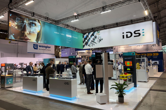 IDS Messestand auf der VISION mit Live-Demos für industrielle Bildverarbeitung.