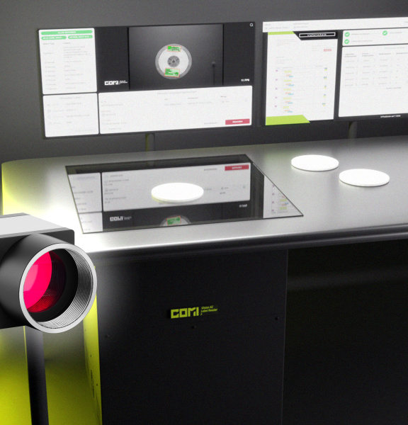 COMI Label Reader als Tisch-Scanner, links 3 gelbe Leuchtstreifen, davor uEye Kamera