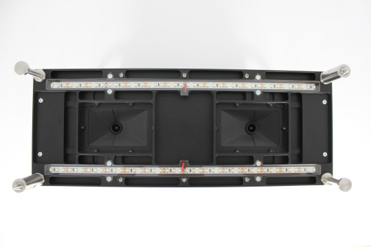 Unterseite eines schwarzen Moduls mit LED-Leisten, Linsen und Metallgriffen