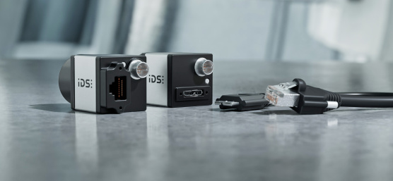 IDS Kameras mit USB- und GigE-Anschlüssen und passenden Kabeln