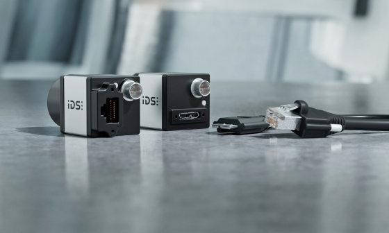 IDS Kameras mit USB- und GigE-Anschlüssen und passenden Kabeln