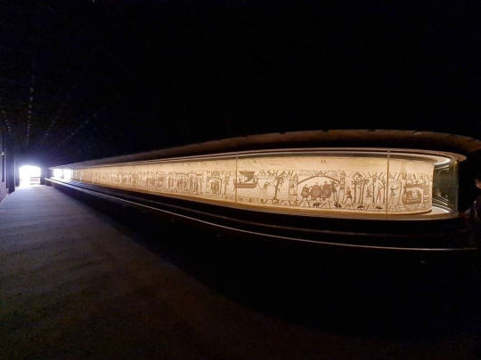 Weiter Blick auf die Ausstellung des Wandteppichs von Bayeux