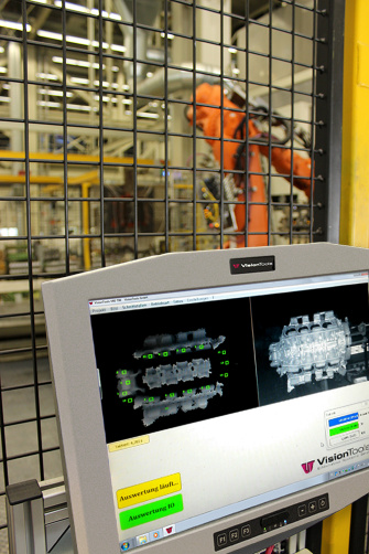 Auf einem Bildschirm werden die Prüfergebnisse eines eben produzierten Gussteils angezeigt