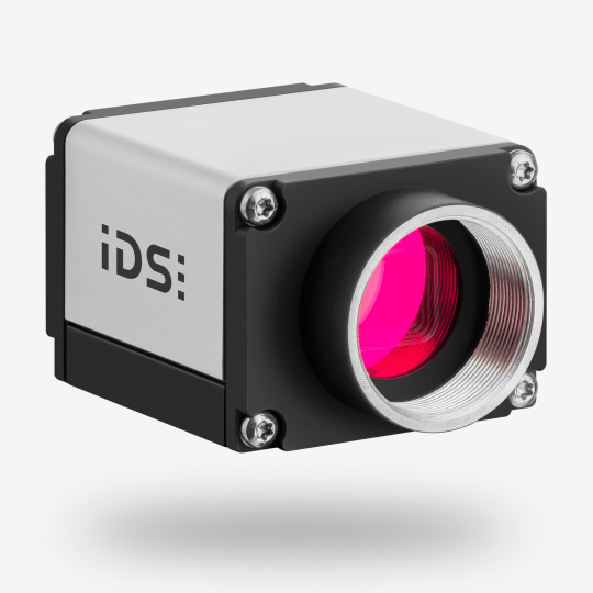IDS Industriekamera uEye SE schräge Frontansicht mit IDS Logo.