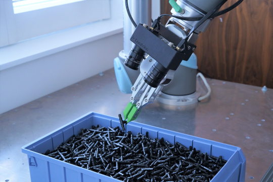 Roboterarm lokalisiert und greift Teile mithilfe zweier IDS Kameras und intelligenter Software