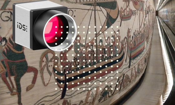 uEye Kamera links oben vor dem Wandteppich von Bayeux, zusätzlich viele Punkte 