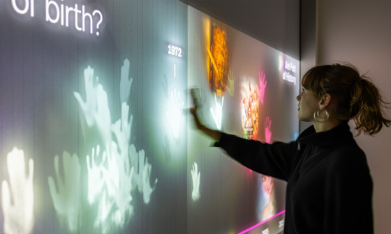 Interaktive Medienwand mit Bildverarbeitung und Echtzeit‑Datenvisualisierung
