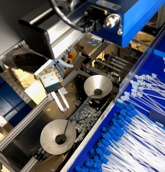 Ein Roboter sortiert mithilfe einer Ensenso 3D Kamera Katheder mit blauen und weißen Aufsätzen.