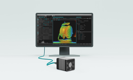 3D-Kamera vor Monitor mit farbiger Punktwolke und Softwareoberfläche
