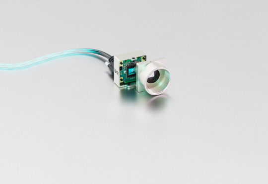 uEye EVS Kamera mit geöffnetem Gehäuse und leuchtendem Kabel