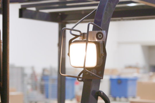 uEye XC montiert an Frontholm eines Staplers über einer Lampe.