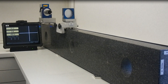 Präzise Vermessung eines Steinlineals mit 160 cm Länge mit 0,5 µm/m