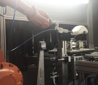 Ein Roboter schneidet den Schaumstoff mit einem Schleifwerkzeug zu