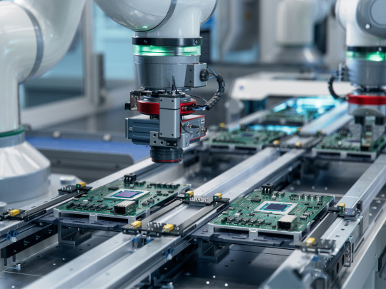 Autonomer Roboter bei der Bestückung einer Platine