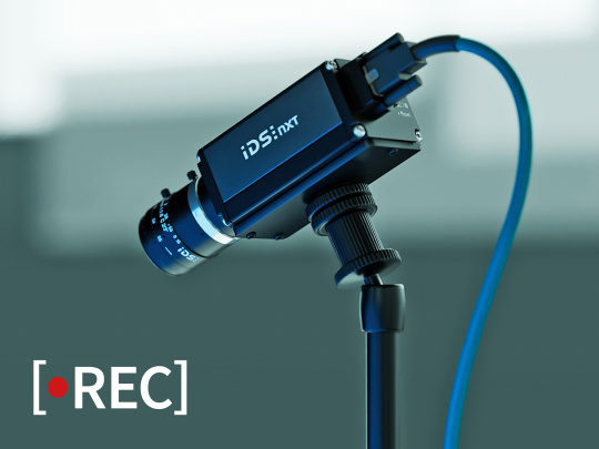 IDS NXT malibu Kamera auf einem Stativ mit Schrift REC für Aufnahme