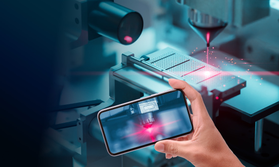 Smartphone zeigt von IDS-Kamera überwachten Laserschneideprozess.
