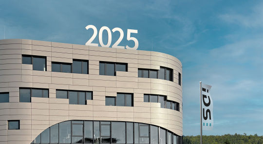 Moderne Fassade der IDS Zentrale in Obersulm mit aktueller Jahreszahl.