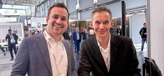 Jan Hartmann und Jean Ferré bei Vertragsunterzeichnung