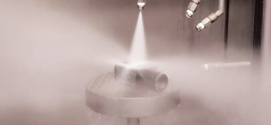 Industriekamera wird in Sprühanlage von allen Seiten starken Wasserstrahlen ausgesetzt