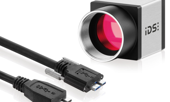 Vor uEye Kamera befinden sich 2 Kabel USB 3.0 Mico B Stecker